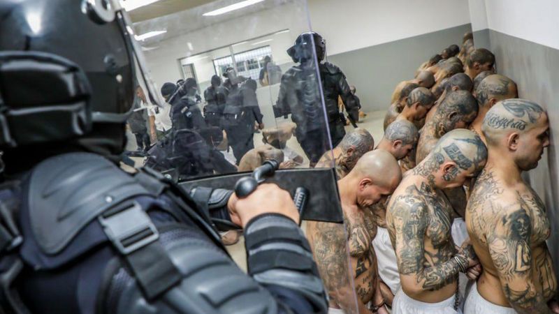 ‘Eletrocutados de joelhos’: os duros relatos das prisões em massa decretadas em El Salvador
