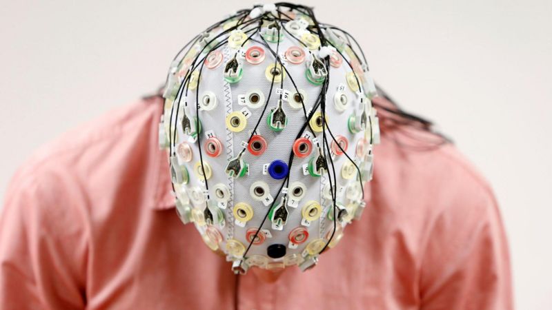 ‘Empresas já leem nossas mentes e vão saber ainda mais com neurotecnologia’, diz pesquisadora