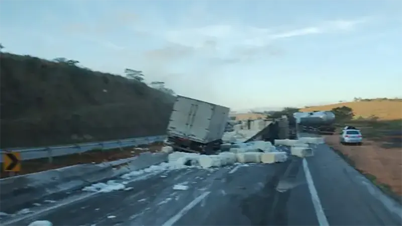 Acidente entre carreta e caminhão fecha a rodovia Fernão Dias em Minas