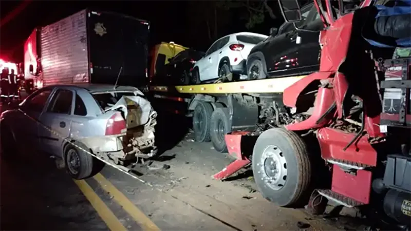 Grave acidente entre seis veículos mata uma pessoa e fere outras 14 no interior de Minas; veja imagens
