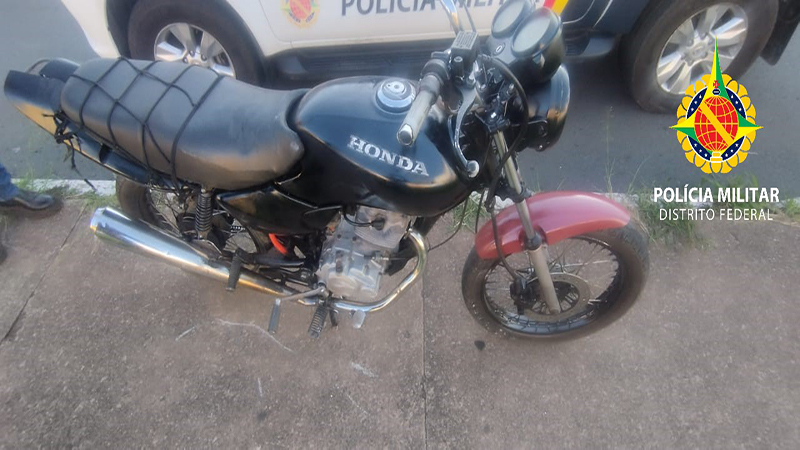 Policiais militares recuperam motocicleta furtada e prendem dois homens