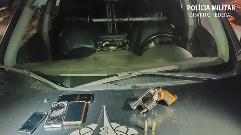 PMDF prende dois homens com revólver e celulares roubados em Planaltina