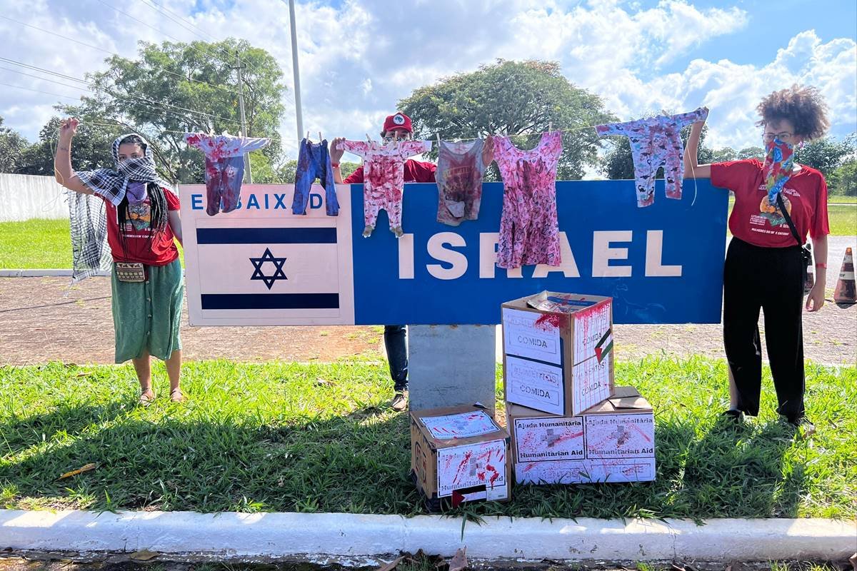 Mulheres do MST protestam contra a guerra na Embaixada de Israel
