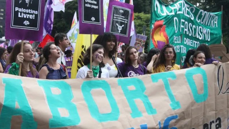 Na Paulista, marcha pede legalização do aborto e igualdade de gênero