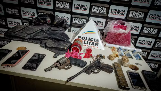 Armas, drogas e celulares são apreendidos em casa usada para o tráfico em Paracatu-MG