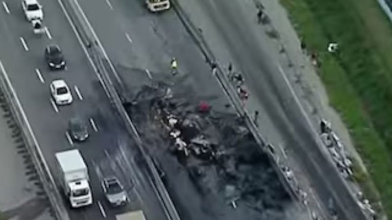 Incêndio em caminhão interdita Fernão Dias e causa congestionamento de 8 km