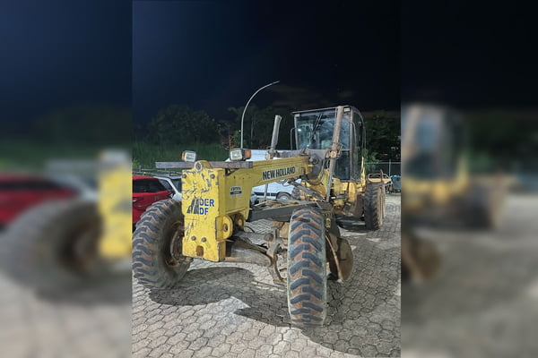 Trator do DER é flagrado limpando terreno de invasão no DF