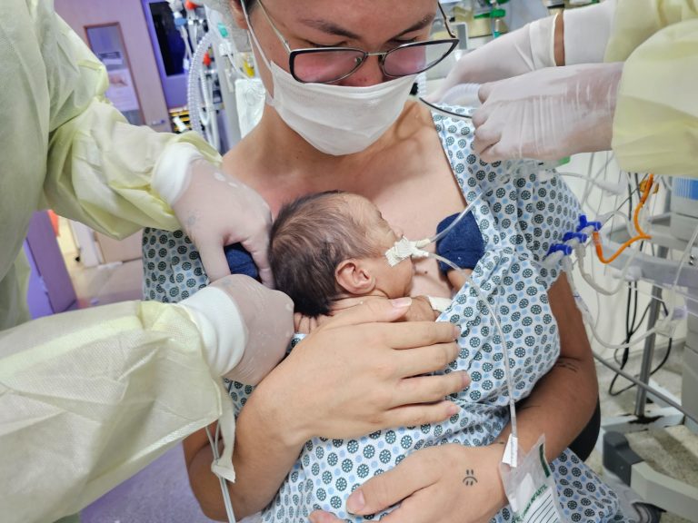 Equipe de UTI neonatal faz ‘canguruzaço’ para celebrar Dia Mundial do Método Canguru