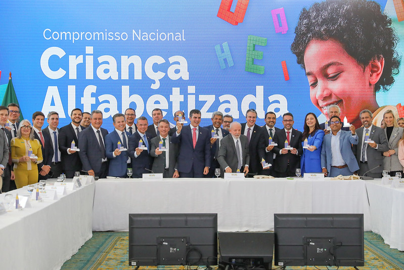 DF firma compromisso nacional de meta de alfabetização até 2030