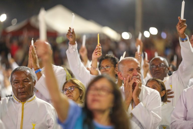 Festa de Pentecostes emociona multidão de fiéis no Taguaparque