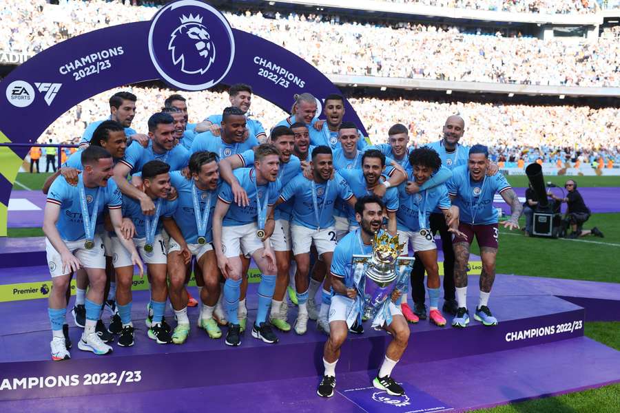 Manchester City ergue troféu da Premier League, o quarto seguido