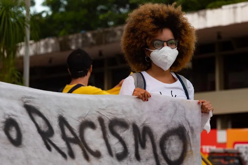 DF: Pelo menos uma denúncia de injúria racial é registrada por dia no primeiros quatro meses de 2024