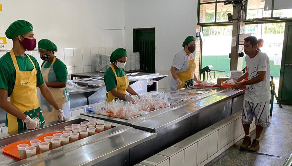 Restaurantes comunitários vão oferecer três refeições diárias para população em situação de rua