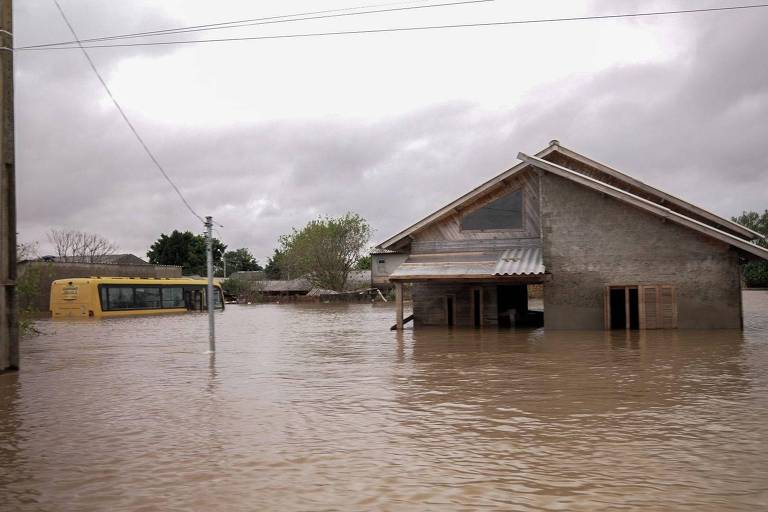 Água do Guaíba baixa, bairros emergem e moradores começam a voltar para casa