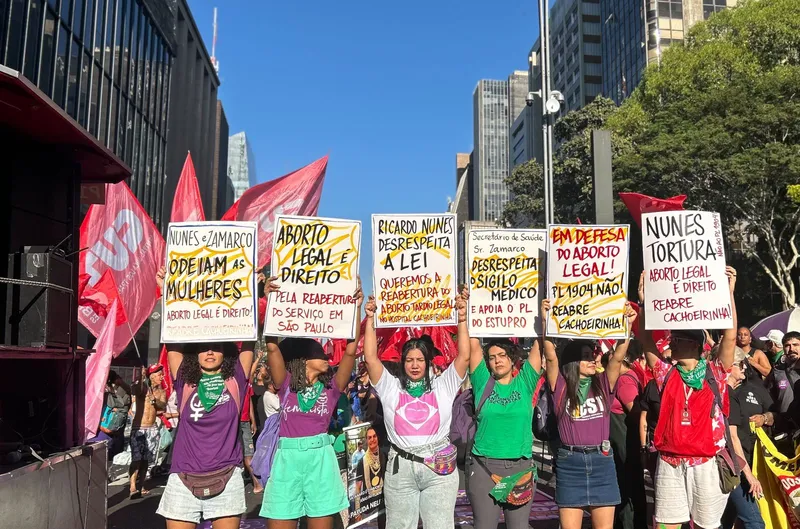 Manifestações tomam o país contra o PL do Estupro neste domingo (23)