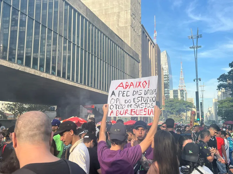 Marcha da Maconha reafirma desobediência civil e desafia conservadorismo do Congresso