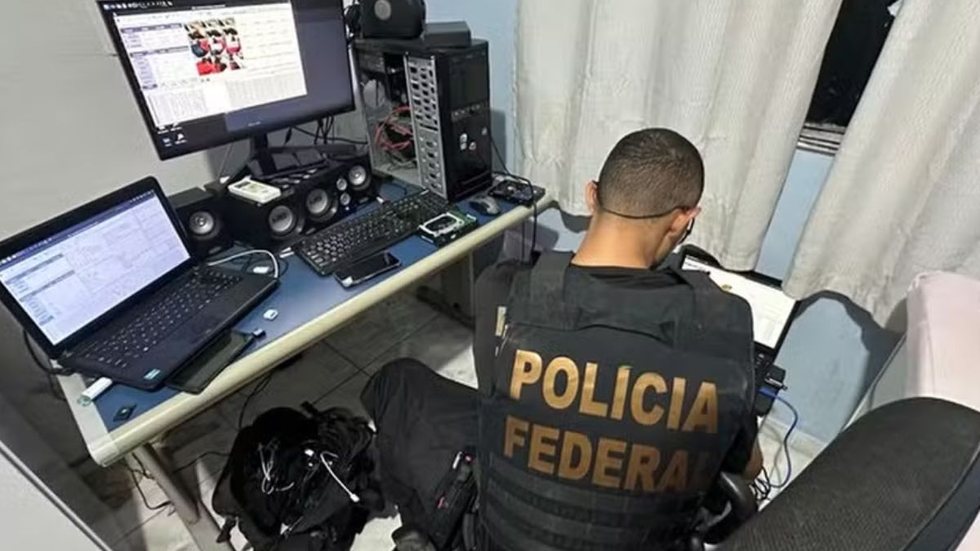 Homem é preso em operação policial contra armazenamento de imagens de abuso sexual