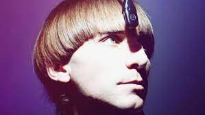 Conheça Neil Harbisson, o primeiro ser humano a ser considerado um Ciborgue