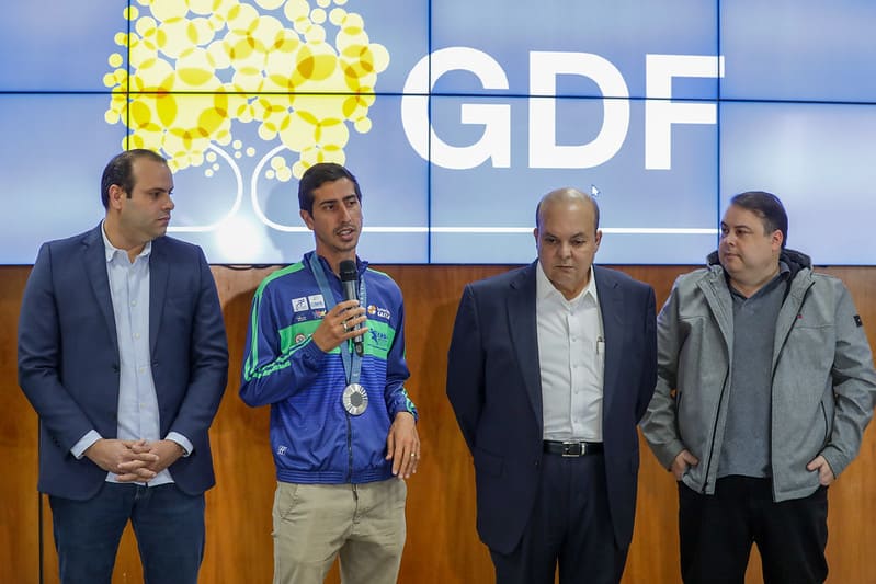 Durante homenagem a Caio Bonfim, GDF anuncia reforma de estádios e ampliação de modalidades no Bolsa Atleta