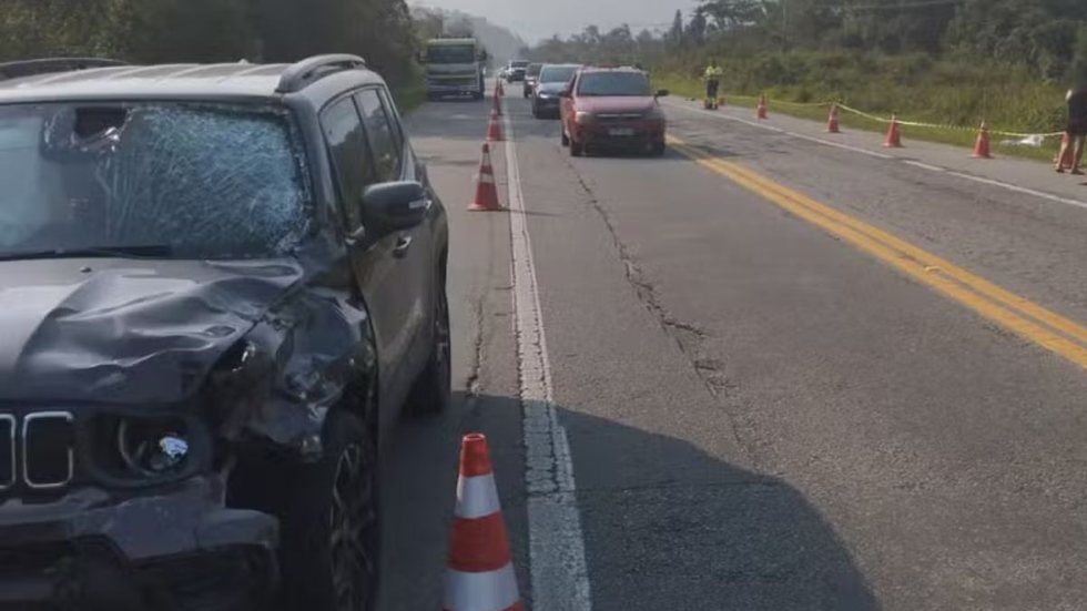 Ciclista morre após ser atingido por carro em rodovia do litoral paulista