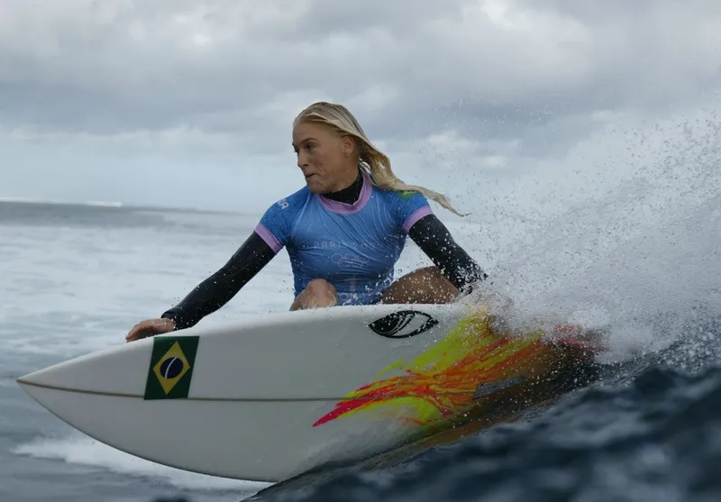 Paris 2024: Tatiana Weston-Webb conquista prata no surfe nas ondas do Taiti