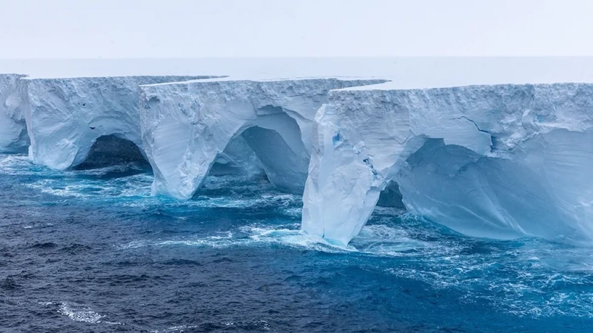 Maior iceberg do mundo gira e se recusa a derreter no oceano