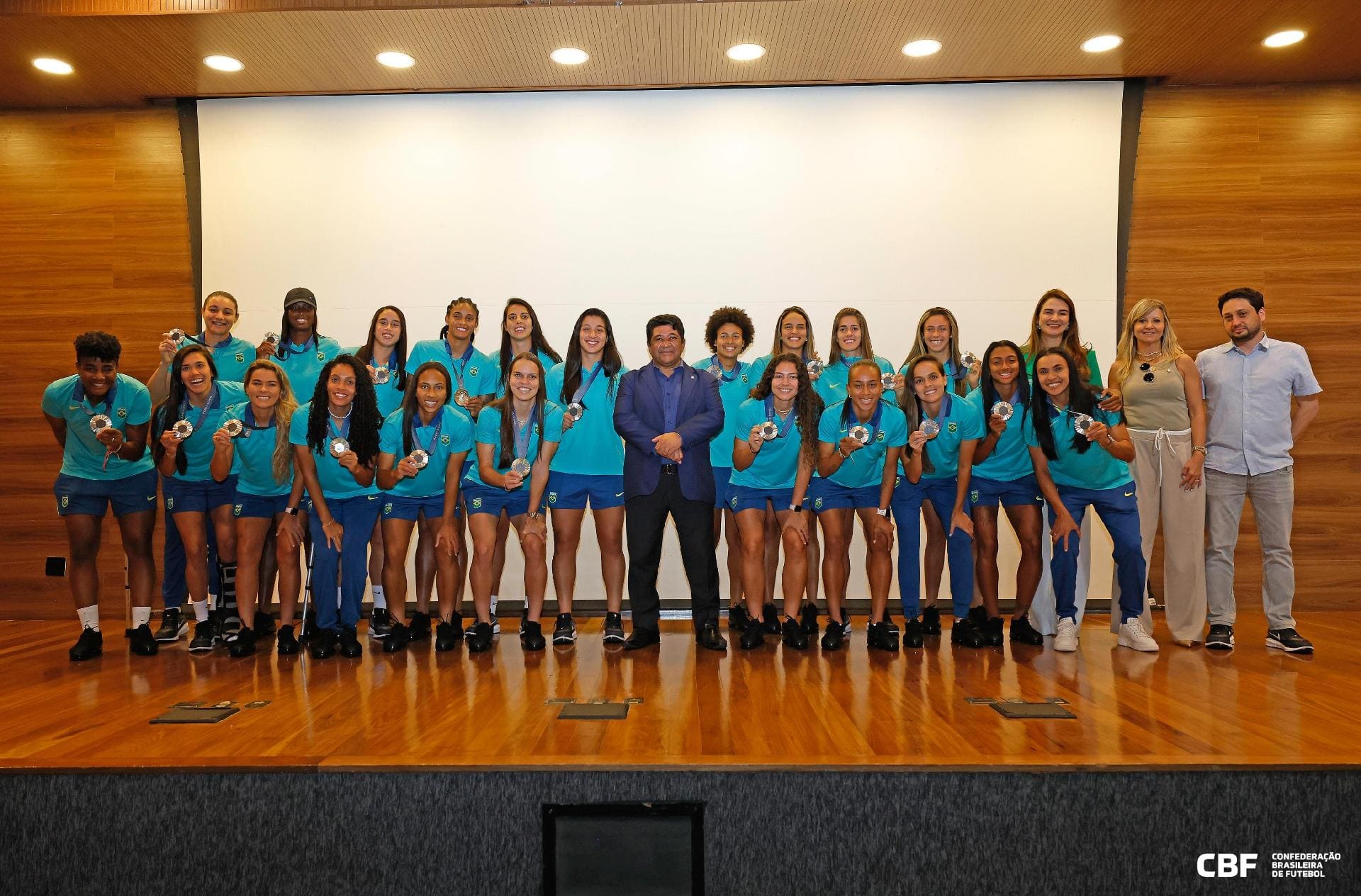 Após prata, Seleção Brasileira feminina é homenageada na CBF