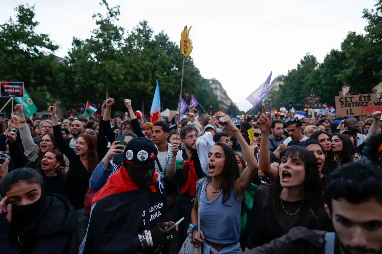 Após nomeação de premiê ignorar vitória da esquerda, franceses vão às ruas protestar contra Macron