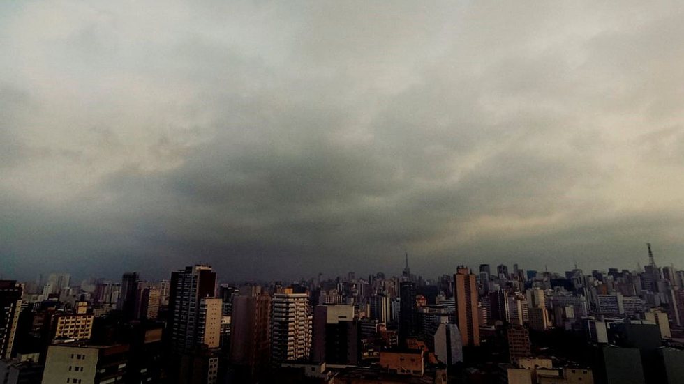 Incêndios continuam no interior de São Paulo, apesar da chuva na capital