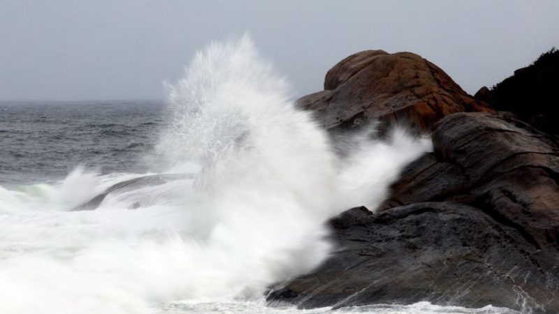 Jovem desaparece no mar em Mongaguá e buscas continuam