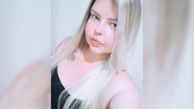 Mulher é encontrada morta a facadas dentro de carro