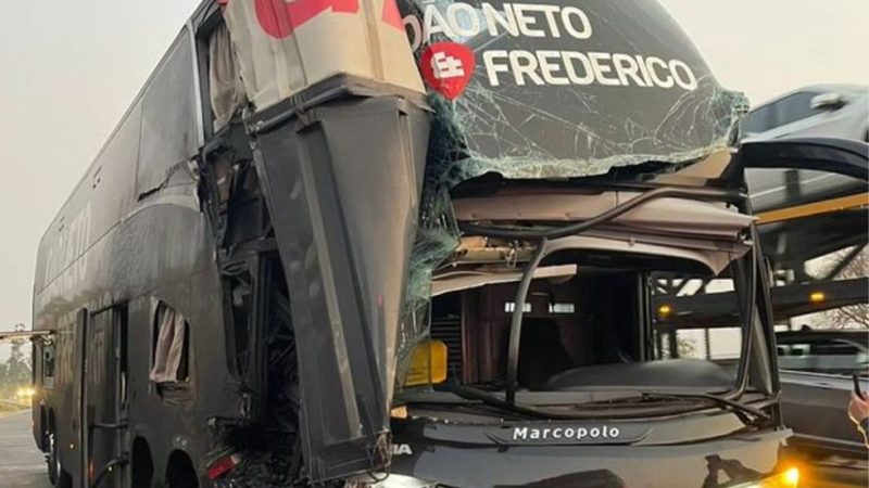 Ônibus da dupla João Neto & Frederico sofre acidente