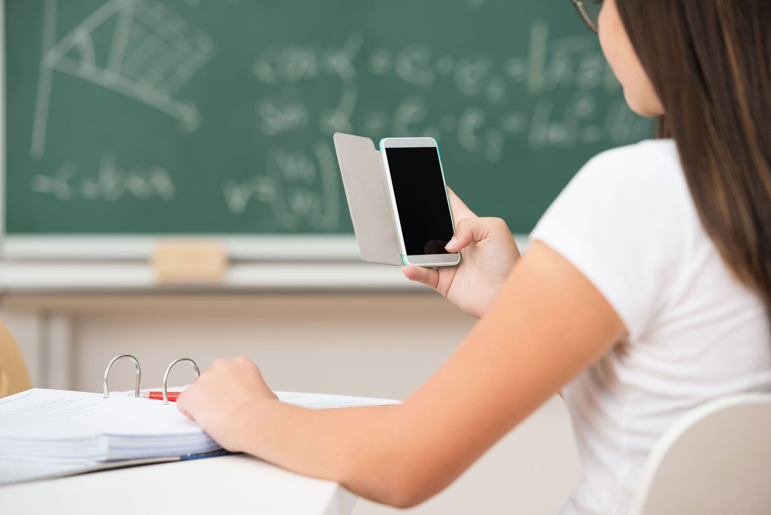 Educadores apoiam possível restrição ao uso de celulares nas escolas