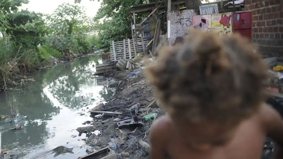 Cerca de 12 milhões de jovens e crianças sofrem com falta de saneamento no país, revela estudo