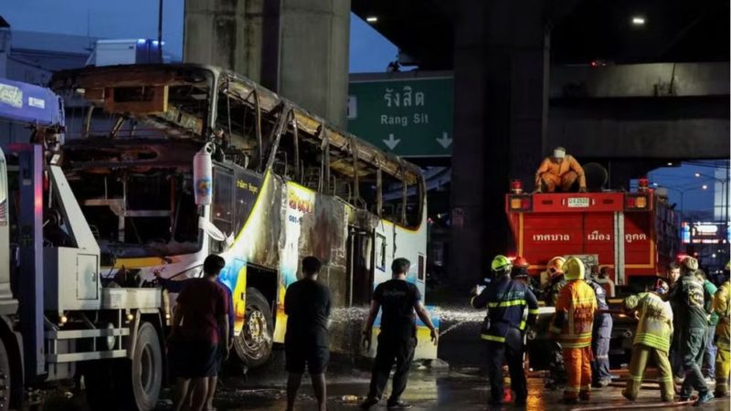 Incêndio em ônibus escolar na Tailândia deixa 23 mortos