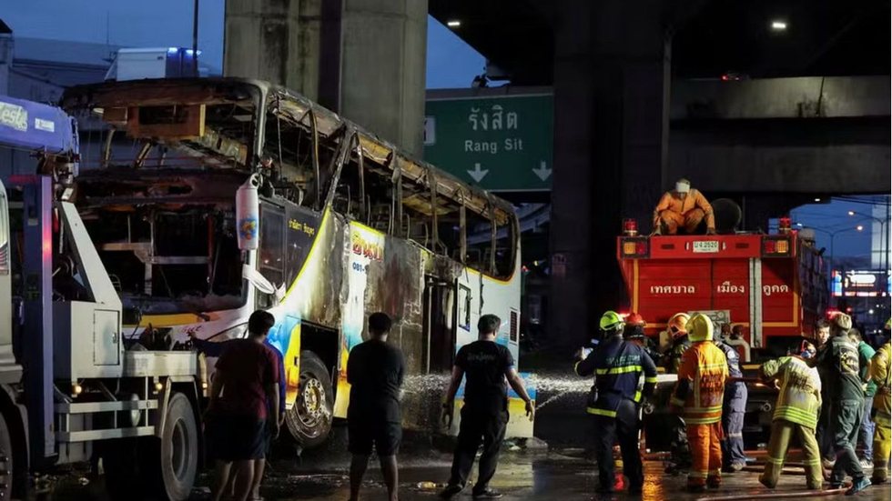 Incêndio em ônibus escolar na Tailândia deixa 23 mortos