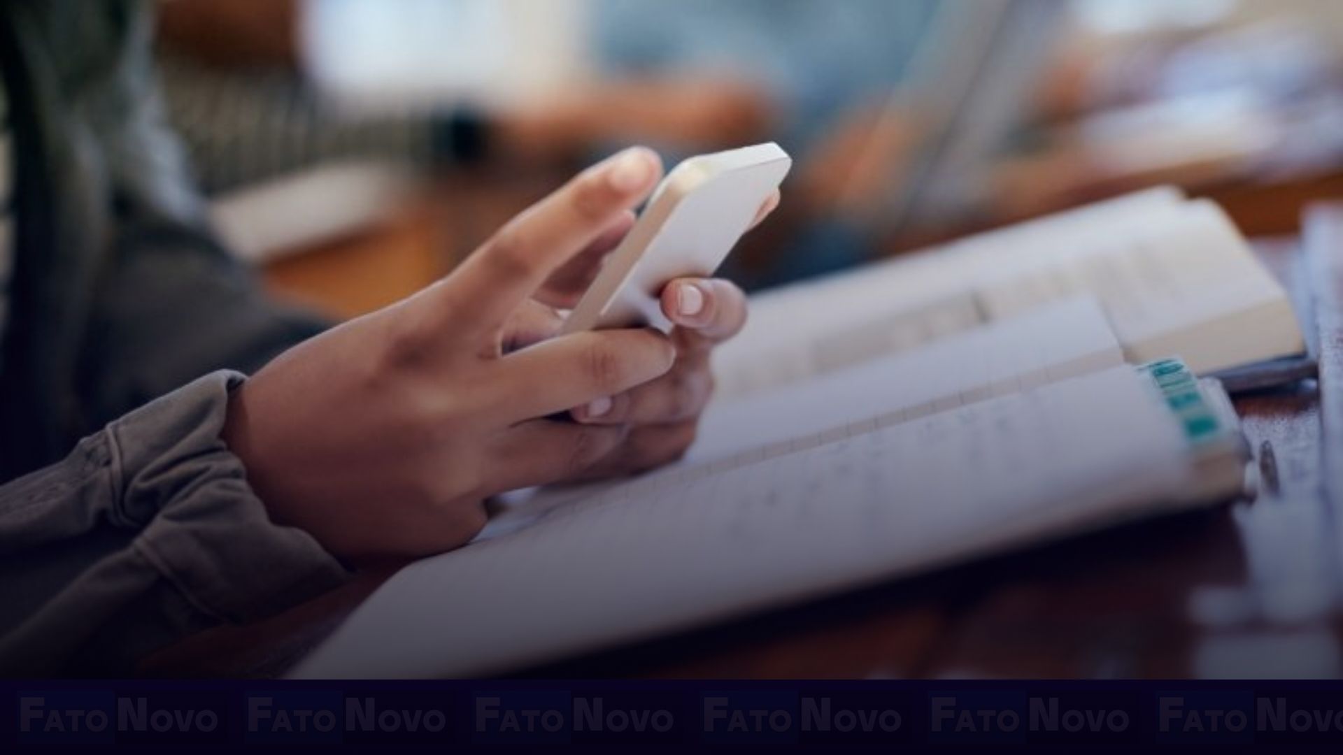 Proibição de celular: escolas focam na formação e no apoio familiar