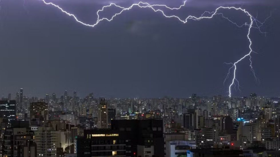 Ventania em SP bate recordes desde 1995, afirma a Defesa Civil