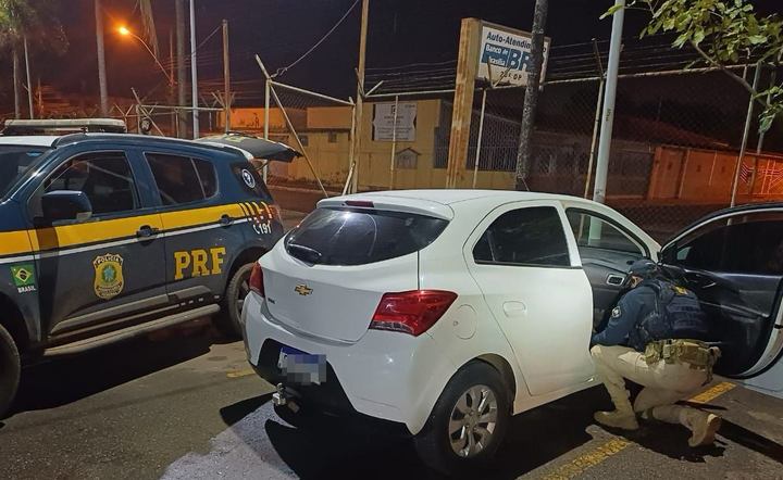 PRF recupera veículo roubado que circulava em Santa Maria/DF