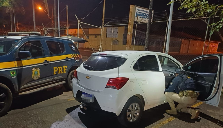 PRF recupera veículo roubado que circulava em Santa Maria/DF