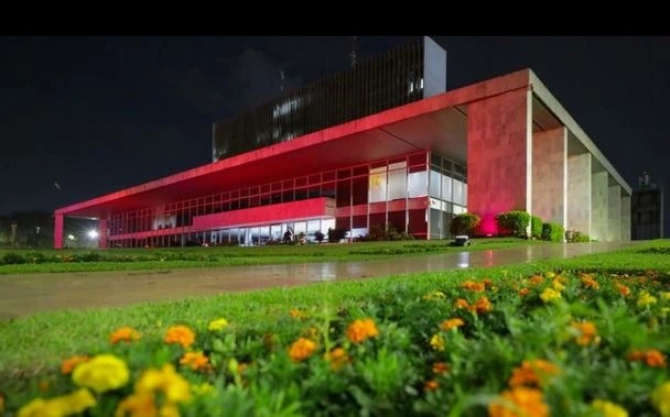 Palácio do Buriti é iluminado com a cor rosa para alertar sobre o câncer de mama