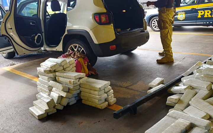 PRF apreende quase 300 kg de maconha na divisa entre SP e PR