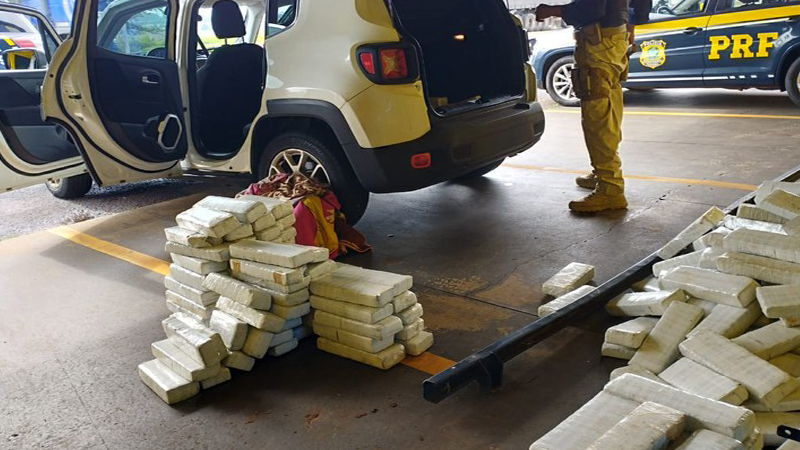 PRF apreende quase 300 kg de maconha na divisa entre SP e PR