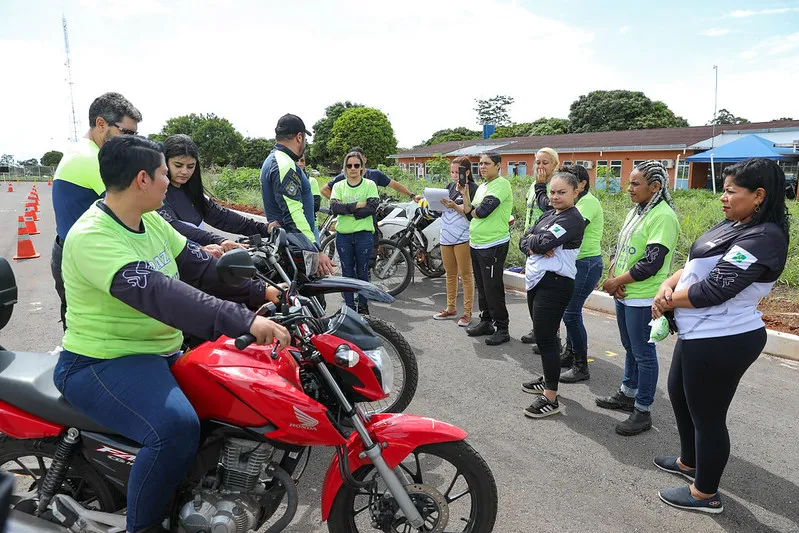 Projeto capacita entregadoras de aplicativo em pilotagem e direção segura de moto