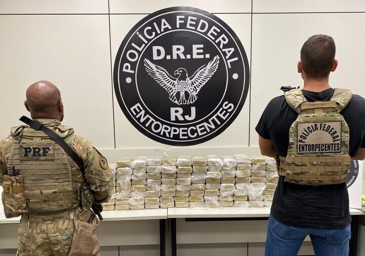 PRF e PF apreendem mais de 100 quilos de pasta base de cocaína no RJ