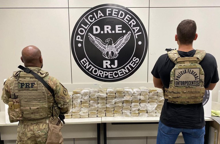 PRF e PF apreendem mais de 100 quilos de pasta base de cocaína no RJ