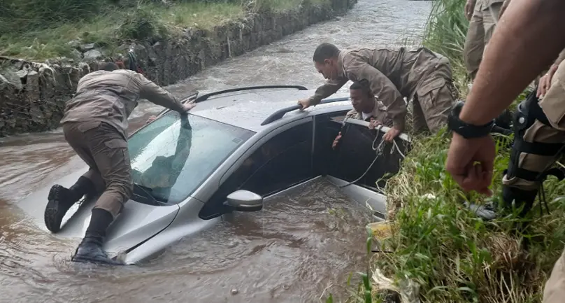 PMMG Betim – Policiais militares resgatam cinco vítimas dentro de carro no interior de rio