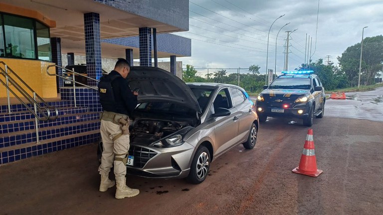 PRF recupera veículo roubado que circulava na BR-040