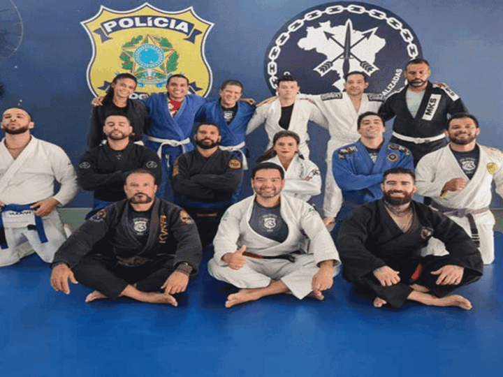 Praticantes de Jiu-jitsu na PRF recebem graduação no Recife