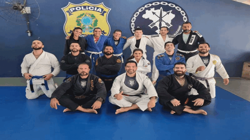 Praticantes de Jiu-jitsu na PRF recebem graduação no Recife